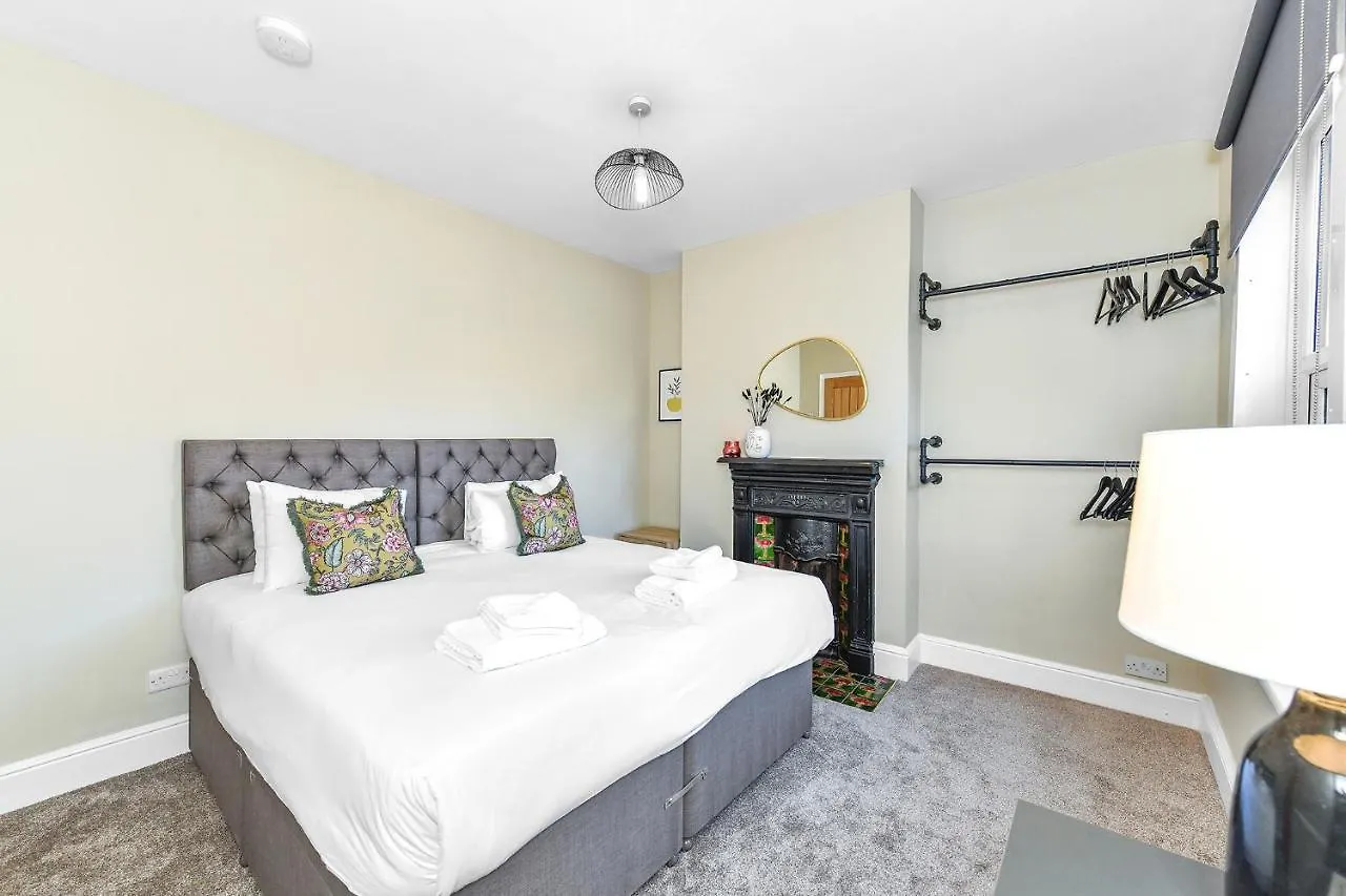 Haydn House Luxurious Retreat - 4 Bedroom, 10 Guest Max, Perfect Home Away From Home Nottingham United Kingdom