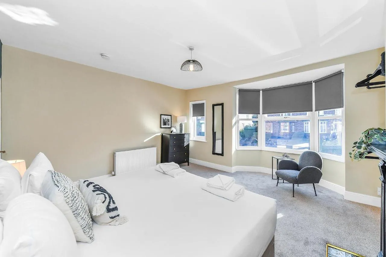 Haydn House Luxurious Retreat - 4 Bedroom, 10 Guest Max, Perfect Home Away From Home Nottingham Holiday home