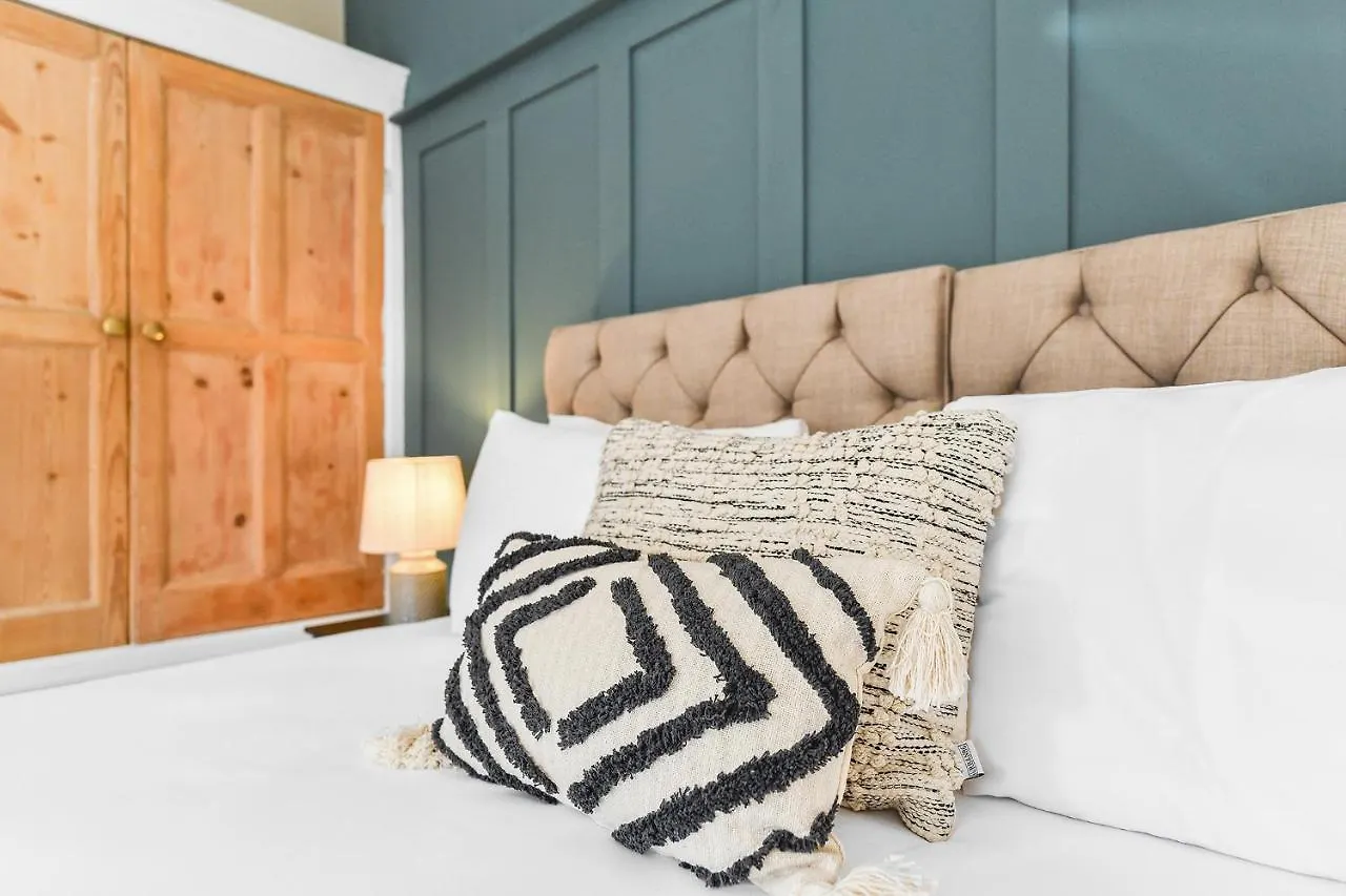 Haydn House Luxurious Retreat - 4 Bedroom, 10 Guest Max, Perfect Home Away From Home Nottingham 0*,  United Kingdom