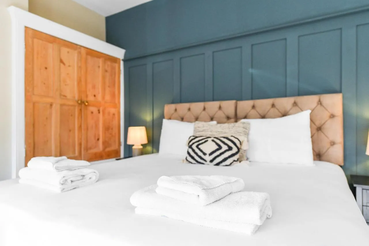 Haydn House Luxurious Retreat - 4 Bedroom, 10 Guest Max, Perfect Home Away From Home Nottingham Holiday home