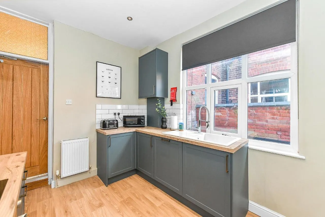 Haydn House Luxurious Retreat - 4 Bedroom, 10 Guest Max, Perfect Home Away From Home Nottingham Holiday home