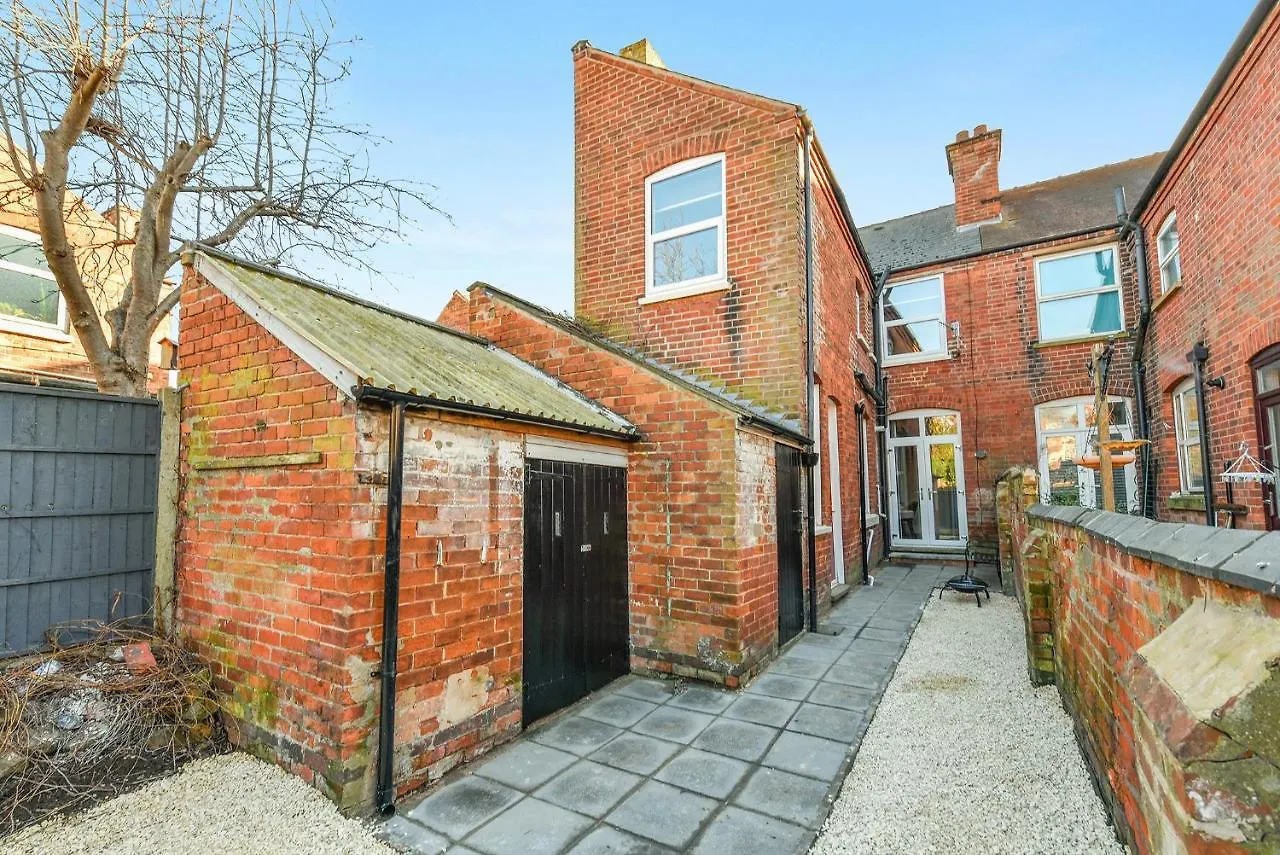 Haydn House Luxurious Retreat - 4 Bedroom, 10 Guest Max, Perfect Home Away From Home Nottingham 0*,  United Kingdom