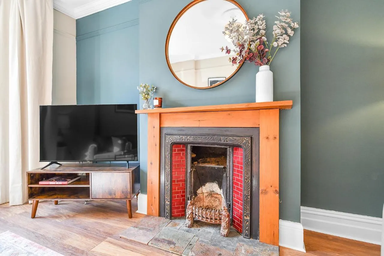 Holiday home Haydn House Luxurious Retreat - 4 Bedroom, 10 Guest Max, Perfect Home Away From Home Nottingham