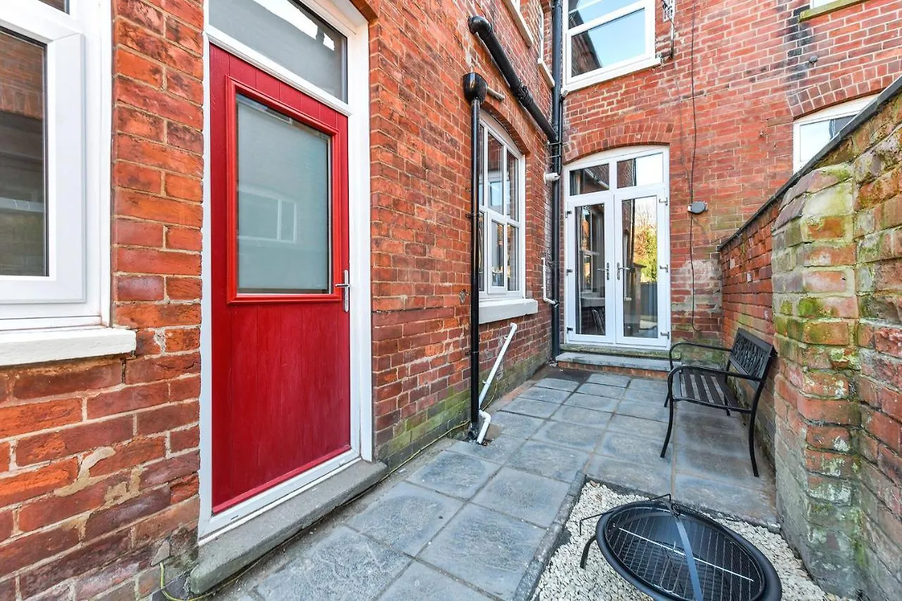 Holiday home Haydn House Luxurious Retreat - 4 Bedroom, 10 Guest Max, Perfect Home Away From Home Nottingham United Kingdom