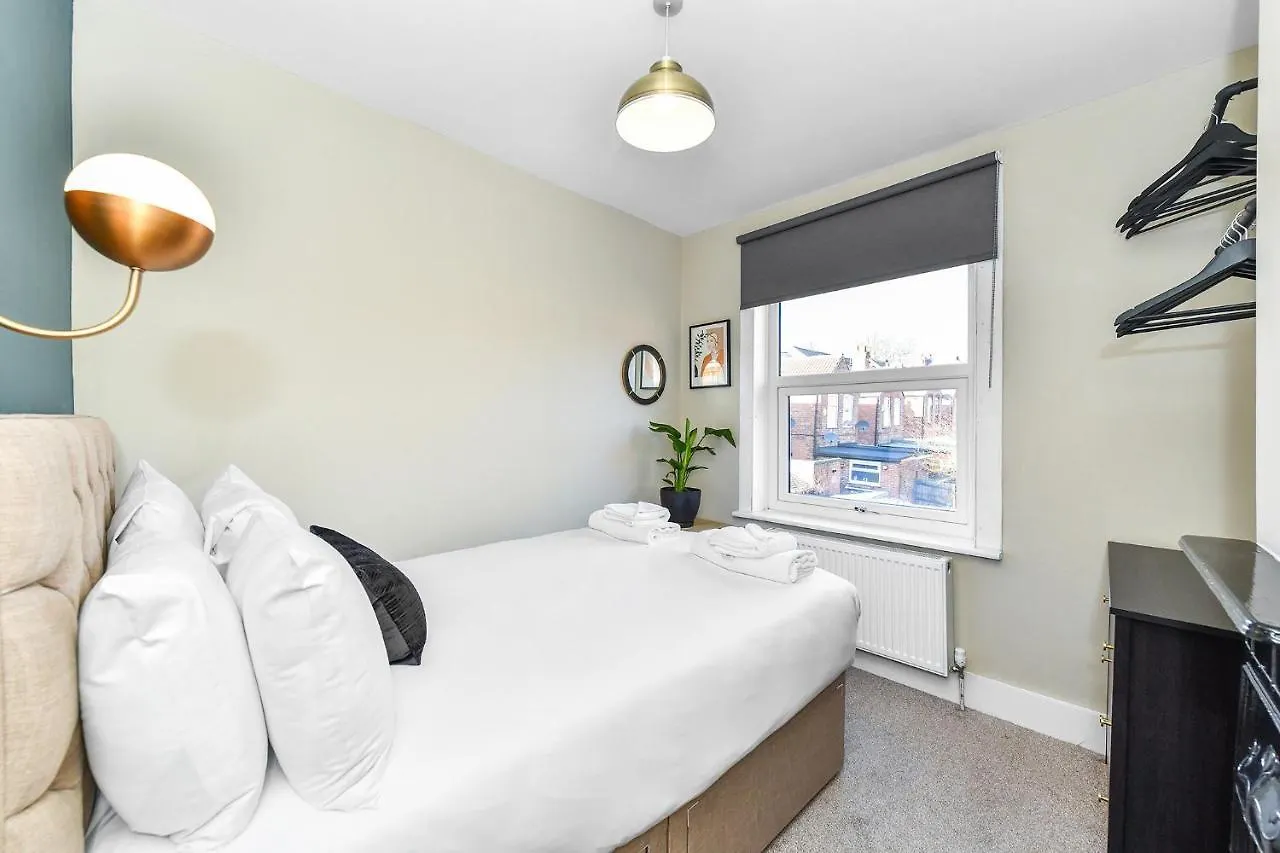 Haydn House Luxurious Retreat - 4 Bedroom, 10 Guest Max, Perfect Home Away From Home Nottingham Holiday home